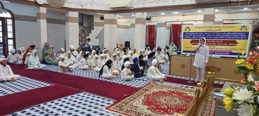 Students of different ages at a Dharmik Mukabla competition